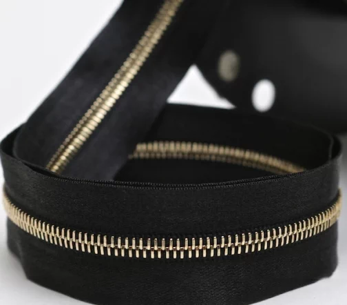 Молния RiRi рулонная атласная, металл, 4 мм, цепь GO золото, цвет 2110 черный