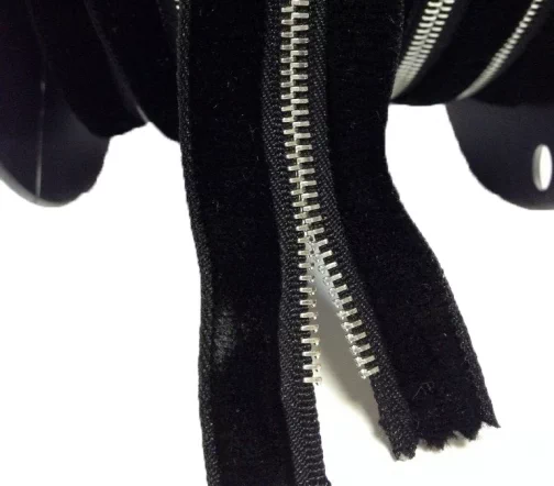 Молния RiRi рулонная бархатная, металл, 4 мм, цепь NI никель, цвет 2110 черный