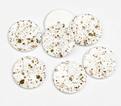 Пуговица Sandra "Крапинки на белом", 28 мм, 2 отв., пластик