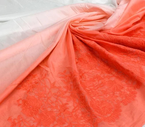 Батист с вышивкой "Цветы", фон деграде коралловый-белый, 1042501