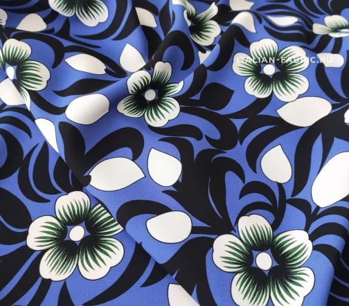 Креп стрейч "Черно-белые цветы", фон синий, 1032118