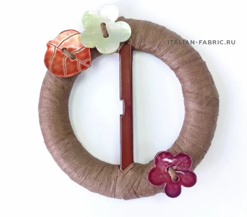 Пряжка Gafforelli "Цветы и листок" круглая, перламутр/рафия, 50 мм