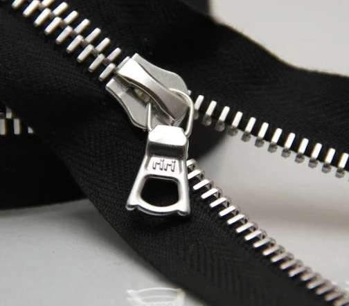 Молния RiRi металл, неразъёмная, 1 замок 8 мм 18 см, подвеска Flach, цепь Ni, цвет 2110, черный