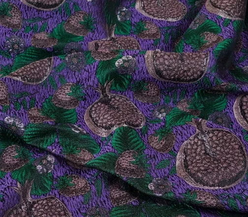 Жаккард с люрексом "Гранат и клубника", фон фиолетовый, 1032225-1