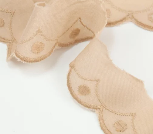 Шитьё IEMESA (вышивка на хлопке), ширина 40 мм, цвет желтовато-коричневый