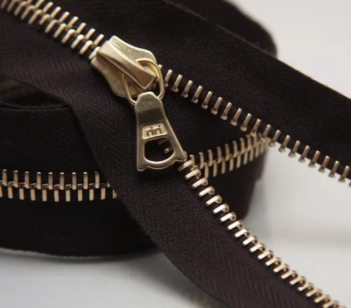 Молния RiRi металл, неразъёмная, 6 мм 18 см, подвеска Flach, цепь GO, цвет 2226, темно-коричневый