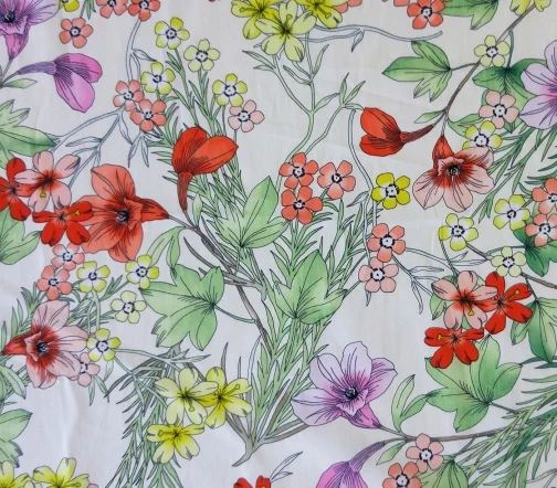 Сатин с ярким цветочным принтом на молочном фоне, 01591