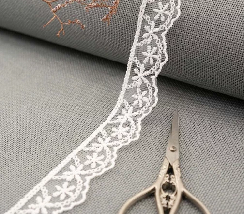 Кружево вышивка на тюле GOODMAN, ширина 28 мм, уп./3,5 м, цвет белый