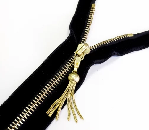 Молния RiRi бархат, металл, неразъём, 6 мм 18 см, подвеска Zuff, цепь GO, цвет 2110, черный