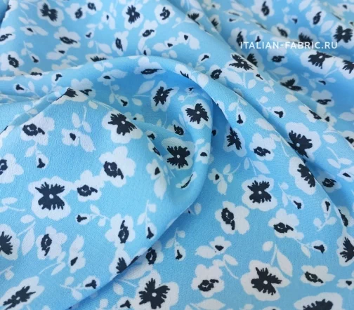 Креп стрейч вискозный "Бело-черные цветочки на голубом", 1052103