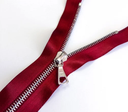 Молния RiRi атласная, металл, неразъём, 4 мм 18 см, подвеска Flach, цепь Ni, цвет 9428, бургундия
