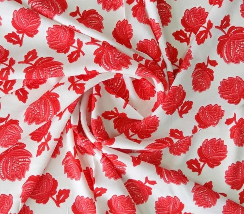 Креп стрейч "Красные лилии" купон, фон молочный, 02002к-2