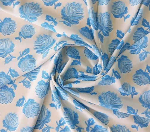 Креп стрейч "Голубые лилии" купон, фон молочный, 02002к-1