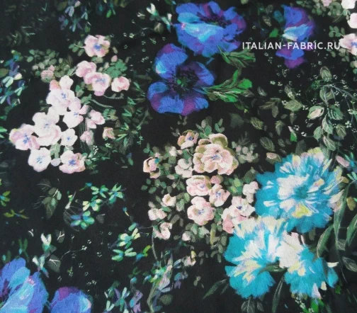 Шелк креповый "Синие и белые цветы", фон черный, 01161