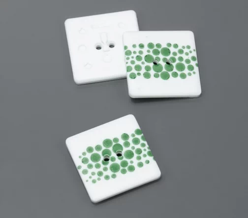 Пуговица DILL "Квадрат", 2 отв., пластик, цвет белый/зеленый, 25 мм