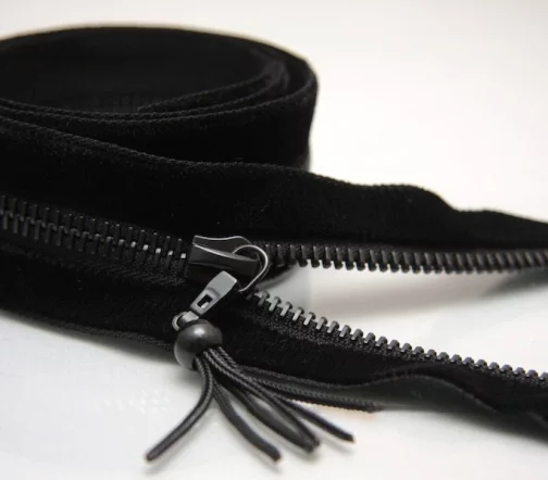 Молния RiRi бархат, металл, разъём, 1 замок 6 мм 70 см, подвеска Zuff, цепь ЕВ, цвет 2110, черный