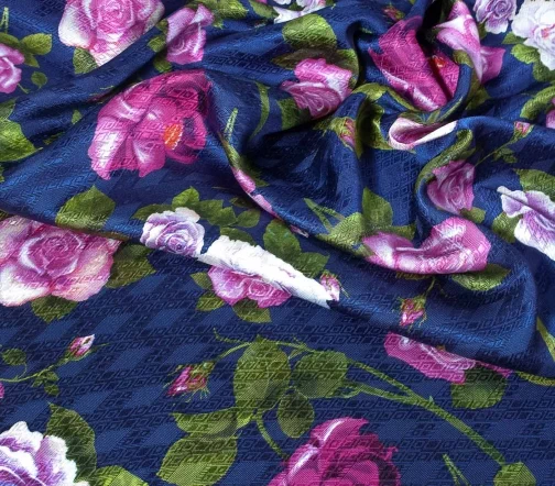 Шелк жаккардовый "Розово-сиреневые розы на черничном", 00033-2
