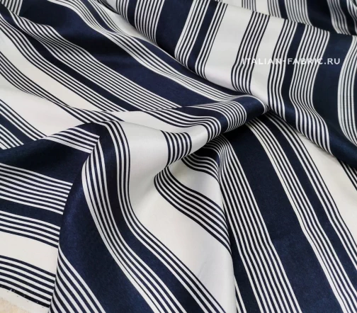 Шелк атласный в молочную и синюю полоску, 01256