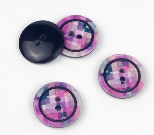 Пуговица, 2отв., пластик, цв. черный/фиолетовый, 18 мм