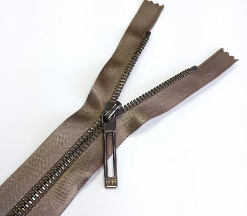 Молния RiRi атласная, металл, неразъём, 6 мм 18 см, подв.Stab, цепь BR, цвет 9216, бежево-коричневый