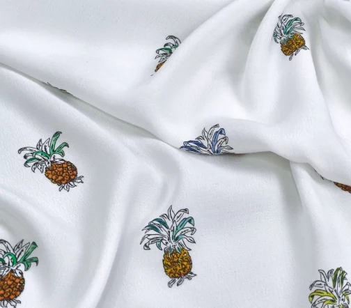 Креп вискозный "Ананасы", фон молочный, 1062430