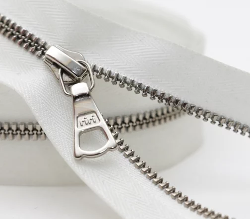 Молния RiRi TOPSTAR металл разъёмная, 1 замок 3мм 65см, подвеска Flach, цепь Ni, цвет 2101, белый