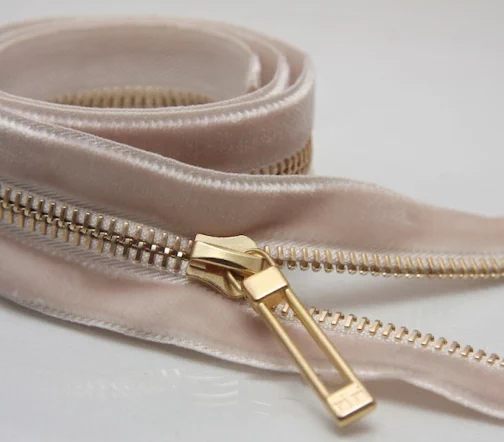 Молния RiRi бархат, металл, неразъём, 6мм 18см, подвеска STAB, цепь GO, цвет 2230, бежевый холодный