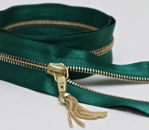 Молния RiRi атласная, металл, разъём, 1замок 4мм 60см, подвеска Zuff, цепь GO, цвет 5858, изумрудный