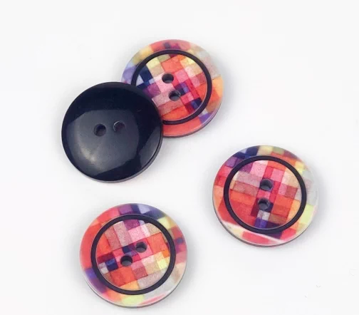 Пуговица, 2отв., пластик, цв. черный/красный, 18 мм