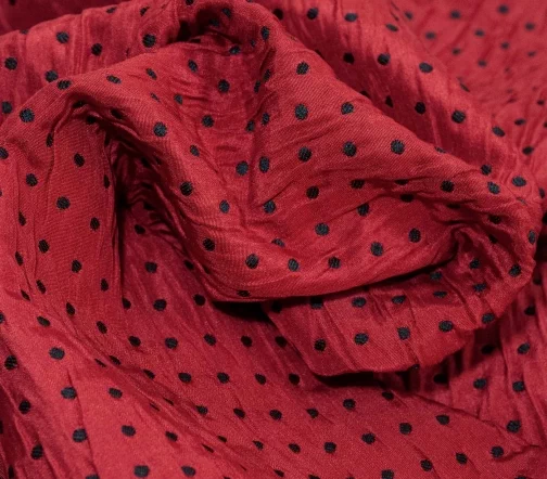 Жаккард с шелком, в черный горошек на красном, 01105