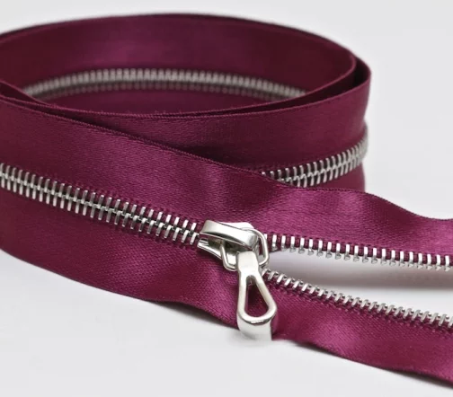 Молния RiRi атласная, металл, разъём, 1 замок 4мм 60см, подвеска Gebog, цепь NI, цвет 2445, баклажан