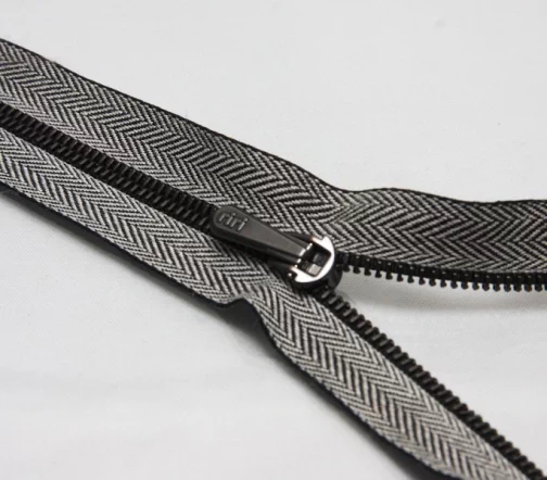 Молния RiRi, металл неразъёмная, 4 мм 18 см, подвеска Hosen, цепь BE, цвет 3128, серая ёлочка