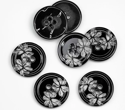 Пуговица Sandra "Два цветка", 20 мм, 4 отв., пластик, цвет черный/белый
