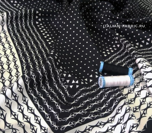 Платок подписной "Горох и орнамент" 90х90 см, фон черный, 01849