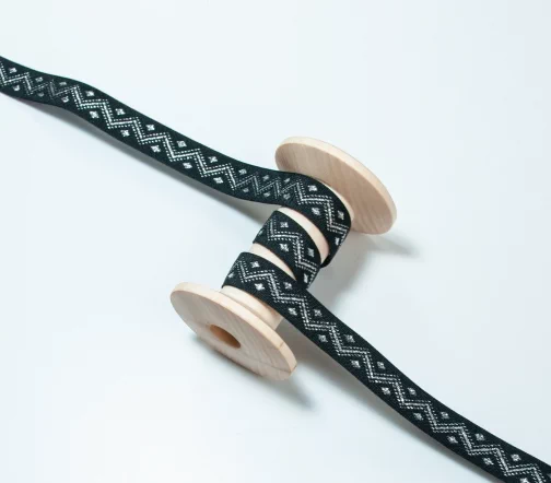 Тесьма PEGA с орнаментом зиг-заг серебристый люрекс, п/э 100%, 11 мм