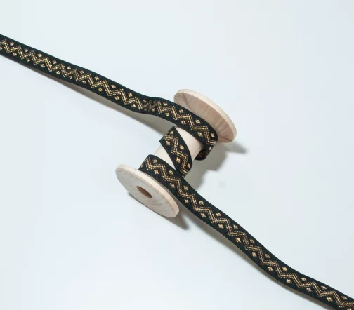 Тесьма PEGA с орнаментом зиг-заг золотистый люрекс, п/э 100%, 11 мм